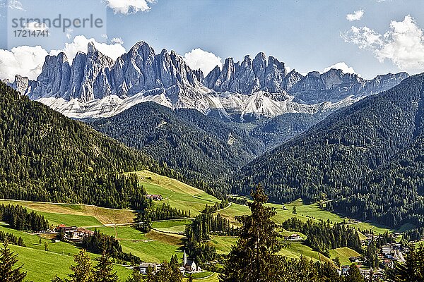 Italien; Suedtirol; Provinz Bozen; Eisacktal; Dolomiten; Villnoesser Tal; Geislerspitzen  St. Magdalena| Italy; Italia; Alto Adige; Provincia di Bolzano; South Tyrol; Val d'Isarco; Dolomiti; Dolomits Val di Funes  Gruppo Odle  S.Maddalena