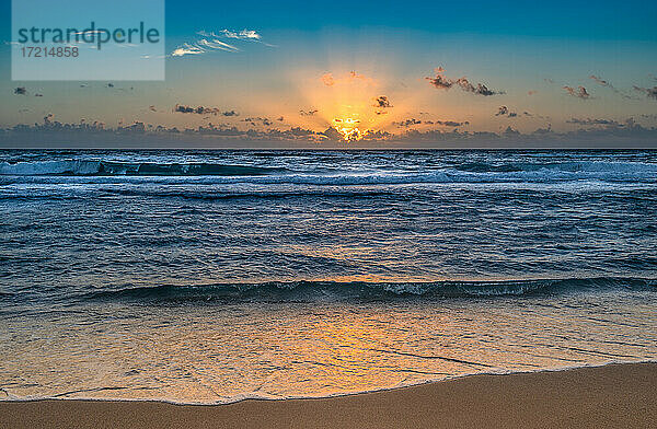 Vereinigte Staaten  Florida  Boca Raton  Strand und Meer bei Sonnenuntergang