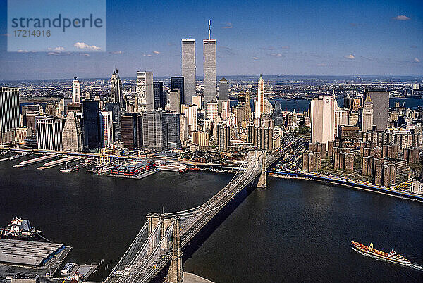 Vereinigte Staaten  New York  New York  Hoher Blickwinkel auf Brooklyn Bridge und Manhattan-Wolkenkratzer mit World Trade Center