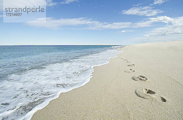 Vereinigte Staaten  Massachusetts  Cape Cod  Nantucket Island  Fußabdrücke am leeren Strand