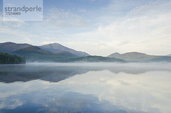 Vereinigte Staaten  New York  Lake Placid  Ruhige Oberfläche von Lake Placid und Whiteface Mountain