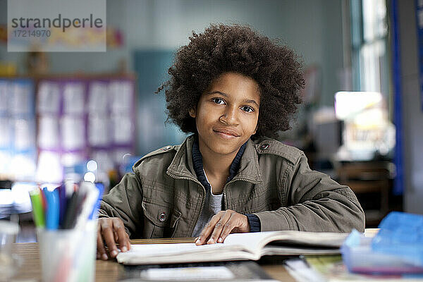 Afroamerikanischer Junge beim Lernen im Klassenzimmer