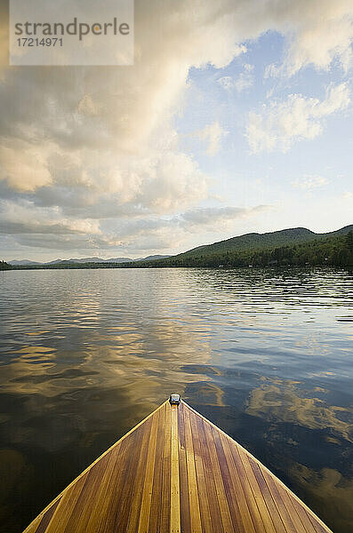 Vereinigte Staaten  New York  Lake Placid  Holzboot auf Lake Placid bei Sonnenuntergang