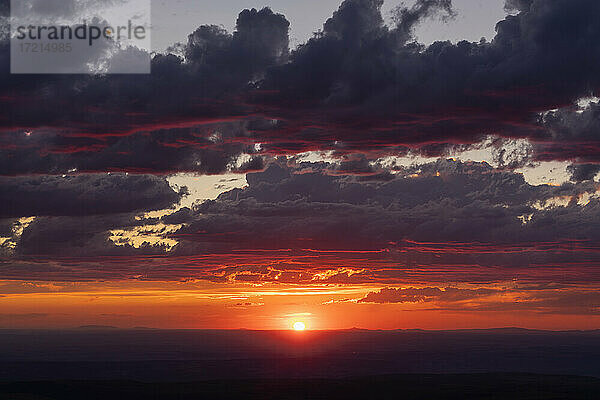Vereinigte Staaten  Oregon  Dramatischer Himmel bei Sonnenuntergang