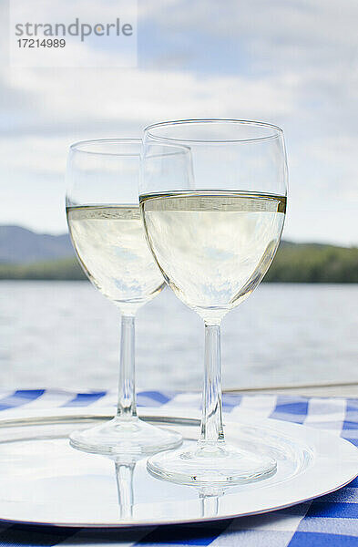Vereinigte Staaten  New York  Lake Placid  Zwei Gläser Weißwein auf Tablett bei Lake Placid