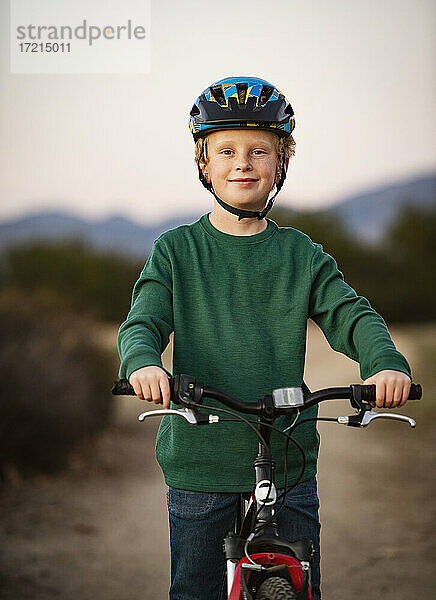 Vereinigte Staaten  Kalifornien  Mission Viejo  Porträt eines Jungen (10-11) auf Fahrrad