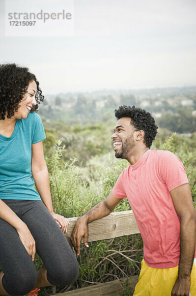 Afroamerikanischer Mann lacht Freundin in abgelegenem Gebiet an