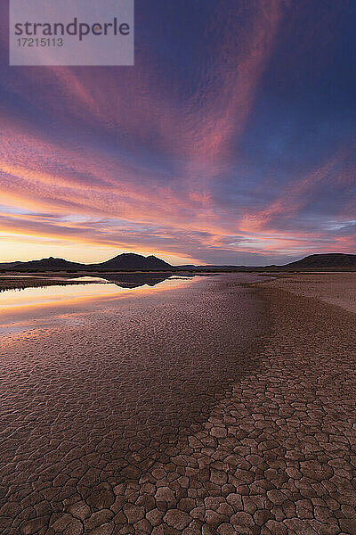 Vereinigte Staaten  Oregon  Wüste See bei Sonnenuntergang