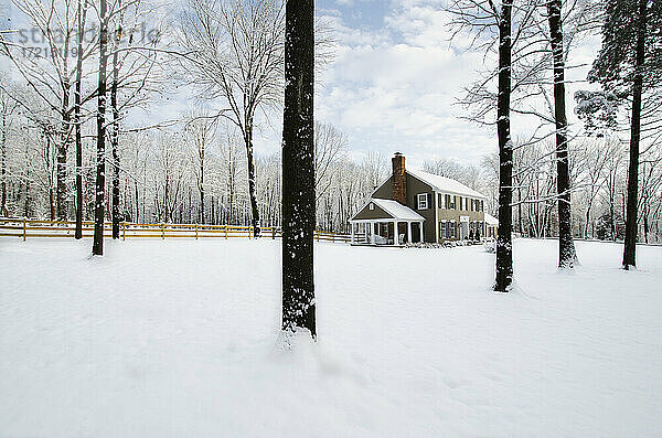 Vereinigte Staaten  New Jersey  Haus im amerikanischen Kolonialstil im Winter