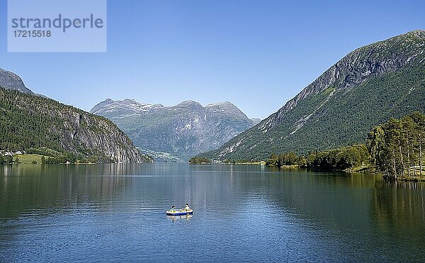 Schlauchboot am See Oppstrynsvatnet  hinten Berge  Sandvik  Oppstryn  Norwegen  Europa