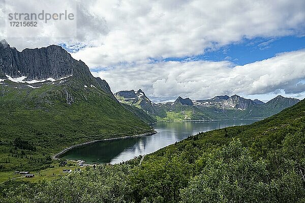 Ausblick von der Bergsbotn Aussichtsplattform  Skaland  Senja  Norwegen  Europa