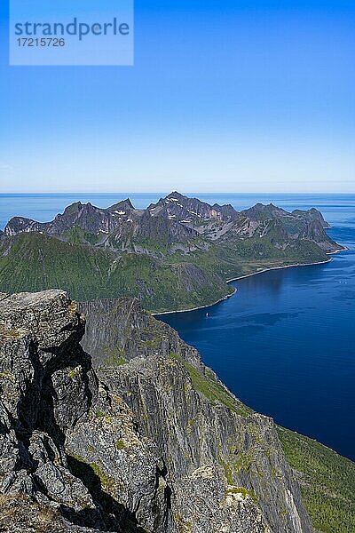 Ausblick vom Gipfel des Grytetippen  Fjord und Berge  Senja  Norwegen  Europa