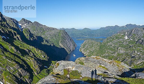 Zwei Schatten von Wanderern  Boot im Fjord Trollfjord  Berge und Raftsund  Lofoten  Nordland  Norwegen  Europa