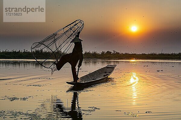 Fischer am Inle-See mit traditionellem konischem Intha-Netz bei Sonnenuntergang  Fischernetz  Bein-Ruderstil  Intha-Volk  Inle-See  Shan-Staat  Myanmar  Asien