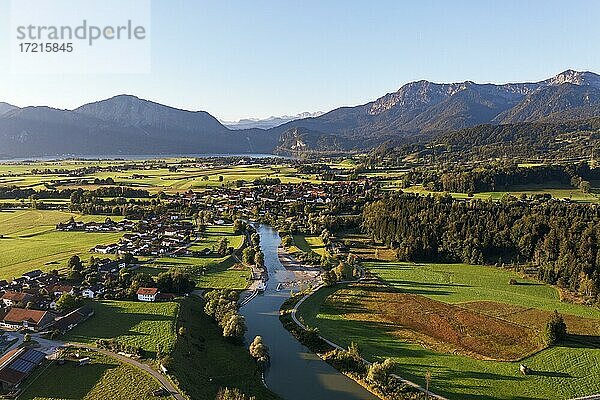 Kleinweil und Großweil  Schachtkraftwerk in der Loisach  Drohnenaufnahme  Oberbayern  Bayern  Deutschland  Europa