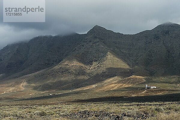 Villa Winter in den felsigen Klippen von Cofete  Fuerteventura  Kanarische Inseln  Spanien  Europa