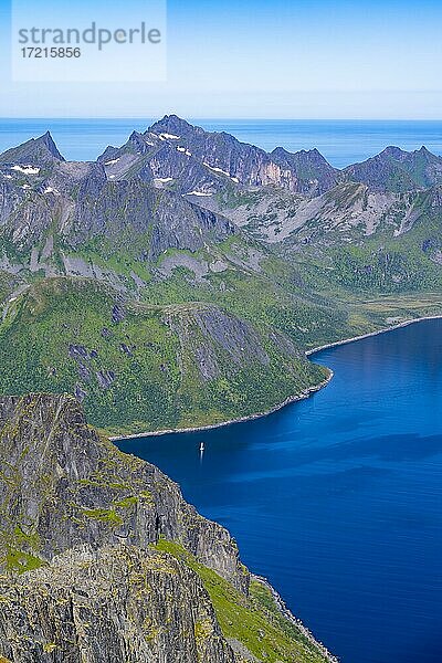 Ausblick vom Gipfel des Grytetippen  Fjord und Berge  Senja  Norwegen  Europa