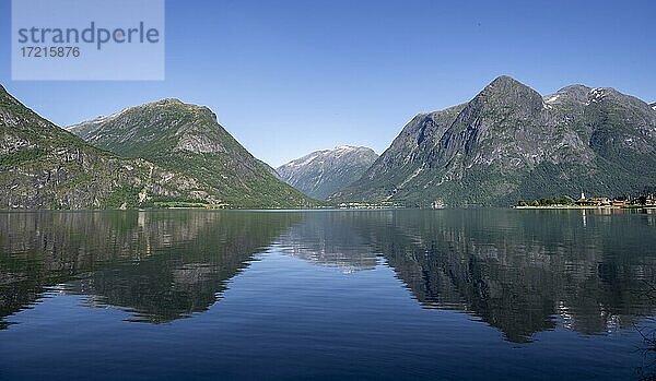 See Oppstrynsvatnet  hinten Berge  Sandvik  Oppstryn  Norwegen  Europa