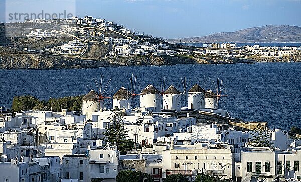 Blick auf die weißen kykladischen Häuser der Chora  Ortsansicht von Mykonos Stadt mit den Windmühlen am Meer  Mykonos  Kykladen  Ägäis  Griechenland  Europa