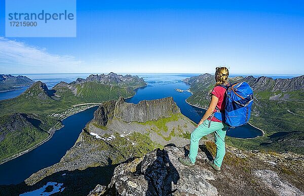 Wanderin steht am Gipfel des Grytetippen  Fjord und Berge  Senja  Norwegen  Europa