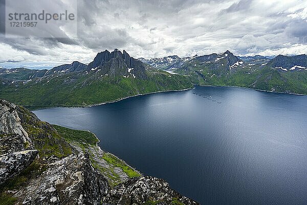 Fjord und Berge  Blick vom Berg Barden mit Berg Breidtind  Senja  Norwegen  Europa