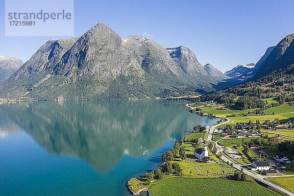 Luftaufnahme  See Oppstrynsvatnet  hinten Berge  Sandvik  Oppstryn  Norwegen  Europa