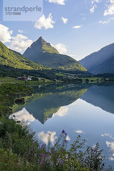 See Bergheimsvatnet und Berge  Byrkjelo  Norwegen  Europa