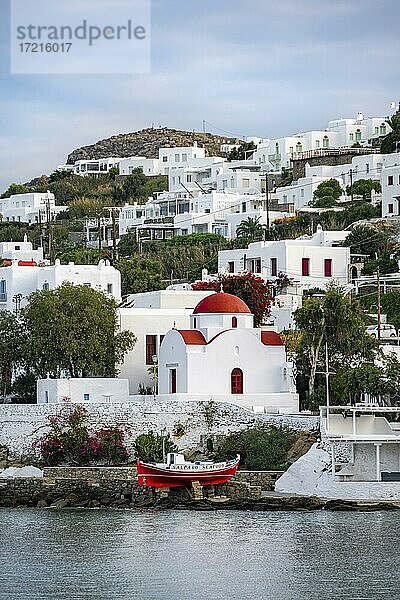 Fischerboot und kleine griechisch orthodoxe weiße Kirche mit rotem Dach  Alter Hafen von Mykonos  Chora  Mykonos Stadt  Mykonos  Kykladen  Ägäis  Griechenland  Europa