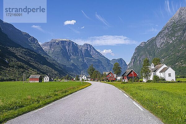 Straße durch den Ort Oldenn  Olden  Stryn  Vestland  Norwegen  Europa