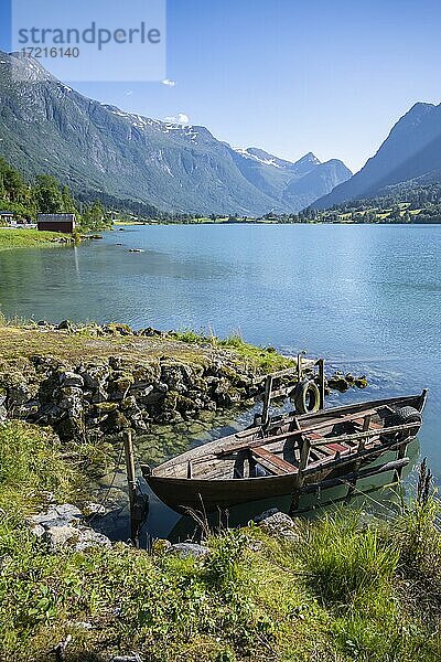 Ruderboot am See Oldevatnet mit Bergen  Olden  Stryn  Vestland  Norwegen  Europa