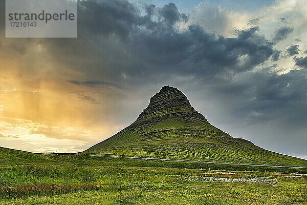 Berg Kirkjufell  Grundarfjördur  Halbinsel Snæfellsnes  Vesturland  Island  Europa