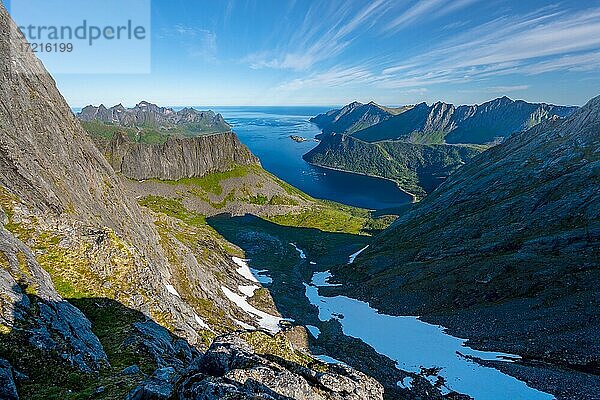 Fjord und Berge  Wanderung zum Berg Keipen  Senja  Norwegen  Europa