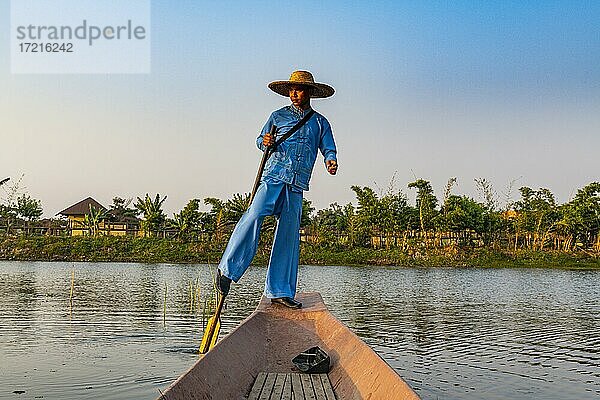 Fischer am Inle-See mit traditionellem konischem Intha-Netz bei Sonnenuntergang  Fischernetz  Bein-Ruderstil  Intha-Volk  Inle-See  Shan-Staat  Myanmar  Asien