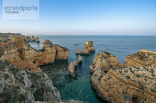 Schroffe Felsenküste mit Klippen aus Sandstein  Felsformationen im Meer  Ponta da Piedade  bei Sonnenuntergang  Algarve  Lagos  Portugal  Europa