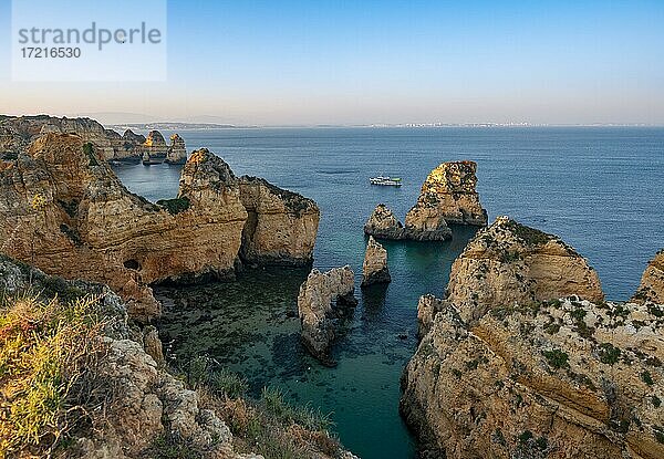 Schroffe Felsenküste mit Klippen aus Sandstein  Felsformationen im Meer  Ponta da Piedade  bei Sonnenuntergang  Algarve  Lagos  Portugal  Europa