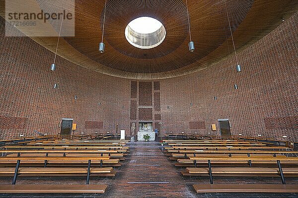 Innenraum  Katholische Kirche  St. Johann von Capistran  Meistersingerstr.  München  Oberbayern  Bayern  Deutschland  Europa