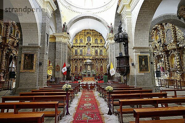Innenraum mit Altar der Kathedrale  Ayacucho  Provinz Huamanga  Peru  Südamerika