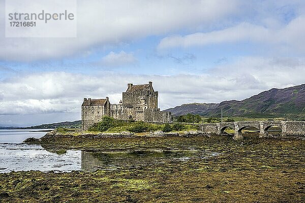 Eilean Donan Castle bei Dornie  Wester Ross  Loch Duich  West Highlands  schottisches Hochland  Schottland  Großbritannien  Europa