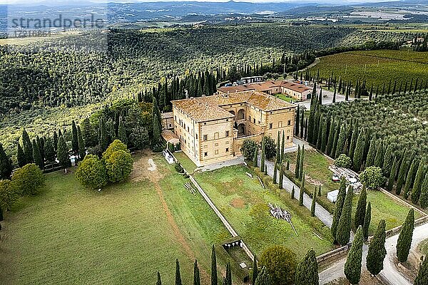 Luftaufnahme  Landgut Antico Brunello  mit Olivenbäumen und Zypressen  Argiano  Sant'Angelo In Colle  Provinz Siena  Toskana  Italien  Europa