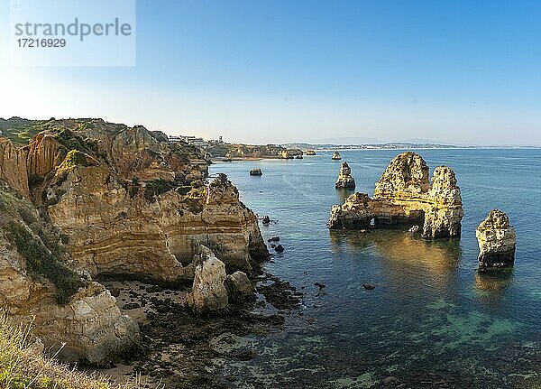 Schroffe Felsenküste mit Klippen aus Sandstein  Felsformationen im Meer  Ponta da Piedade  Algarve  Lagos  Portugal  Europa