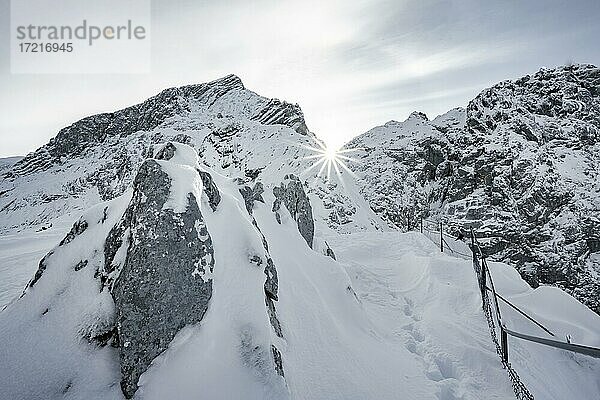 Verschneite Alpspitze mit Sonnenstern  Schnee am Osterfelderkopf  Wettersteingebirge  Garmisch-Partenkirchen  Bayern  Deutschland  Europa