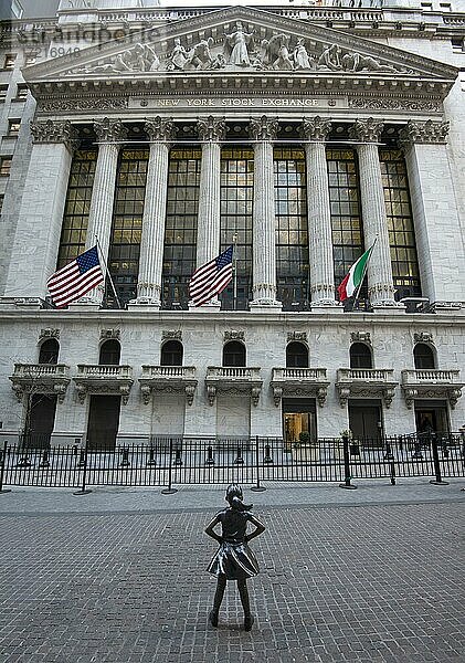 Bronze-Statue Fearless Girl  furchtloses Mädchen von der amerikanischen Bildhauerin Kristen Visbal vor dem Gebäude der New Yorker Börse  New York Stock Exchange  NYSE  Wall Street  Finanzbezirk  Manhattan  New York City  New York State  USA  Nordamerika
