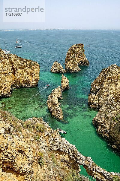 Schroffe Felsenküste mit Klippen aus Sandstein  Felsformationen im Meer  Ponta da Piedade  Algarve  Lagos  Portugal  Europa