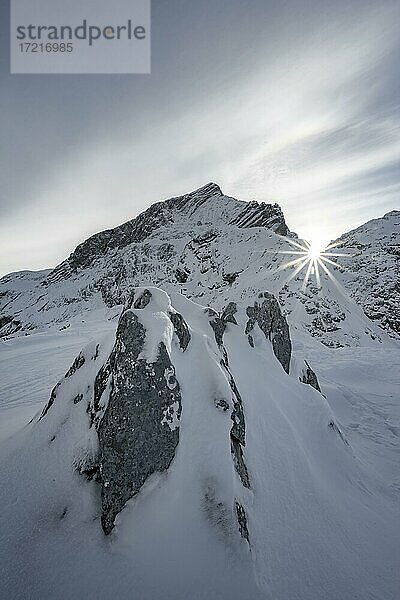 Verschneite Alpspitze mit Sonnenstern  Schnee am Osterfelderkopf  Wettersteingebirge  Garmisch-Partenkirchen  Bayern  Deutschland  Europa