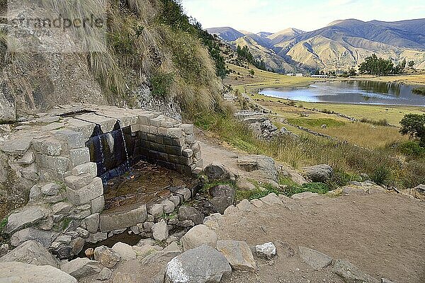 Gefasste Quelle in der Ruinenanlage der Inka von Inti Watana  auch Pumaqucha  bei Ayacucho  Provinz Vilcas Huamán  Peru  Südamerika