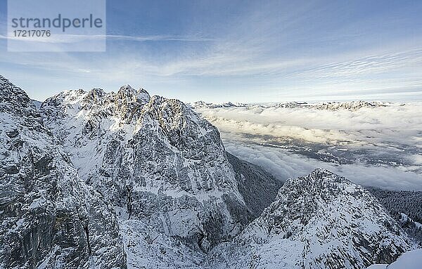 Ausblick auf verschneiten Waxenstein und wolkenverhangenes Tal  Blick vom Osterfelderkopf im Winter  Wettersteingebirge  Garmisch-Partenkirchen  Bayern  Deutschland  Europa