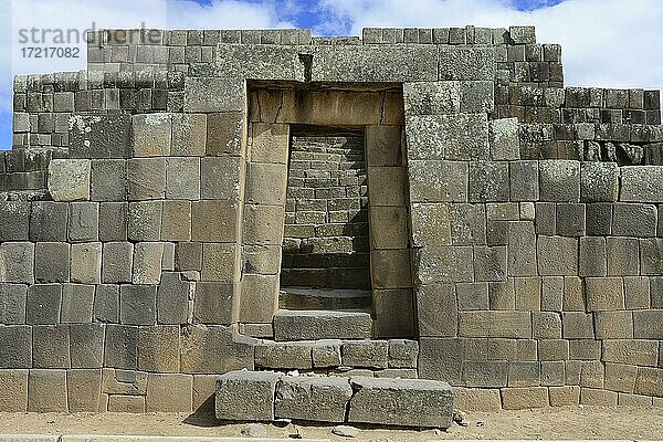 Tor der Pyramide der Inka  Ushnu  Vilcashuamán  Region Ayacucho  Peru  Südamerika