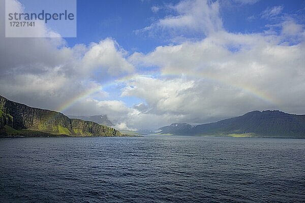 Regenbogen  Einfahrt in den Fjord von  Seydisfjördur  Austurland  Island  Europa