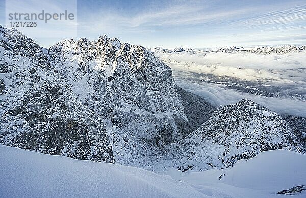 Ausblick auf verschneiten Waxenstein und wolkenverhangenes Tal  Blick vom Osterfelderkopf im Winter  Wettersteingebirge  Garmisch-Partenkirchen  Bayern  Deutschland  Europa