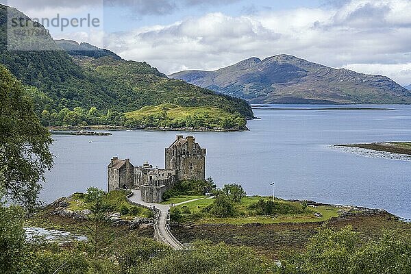 Eilean Donan Castle bei Dornie  Wester Ross  Loch Duich  West Highlands  schottisches Hochland  Schottland  Großbritannien  Europa